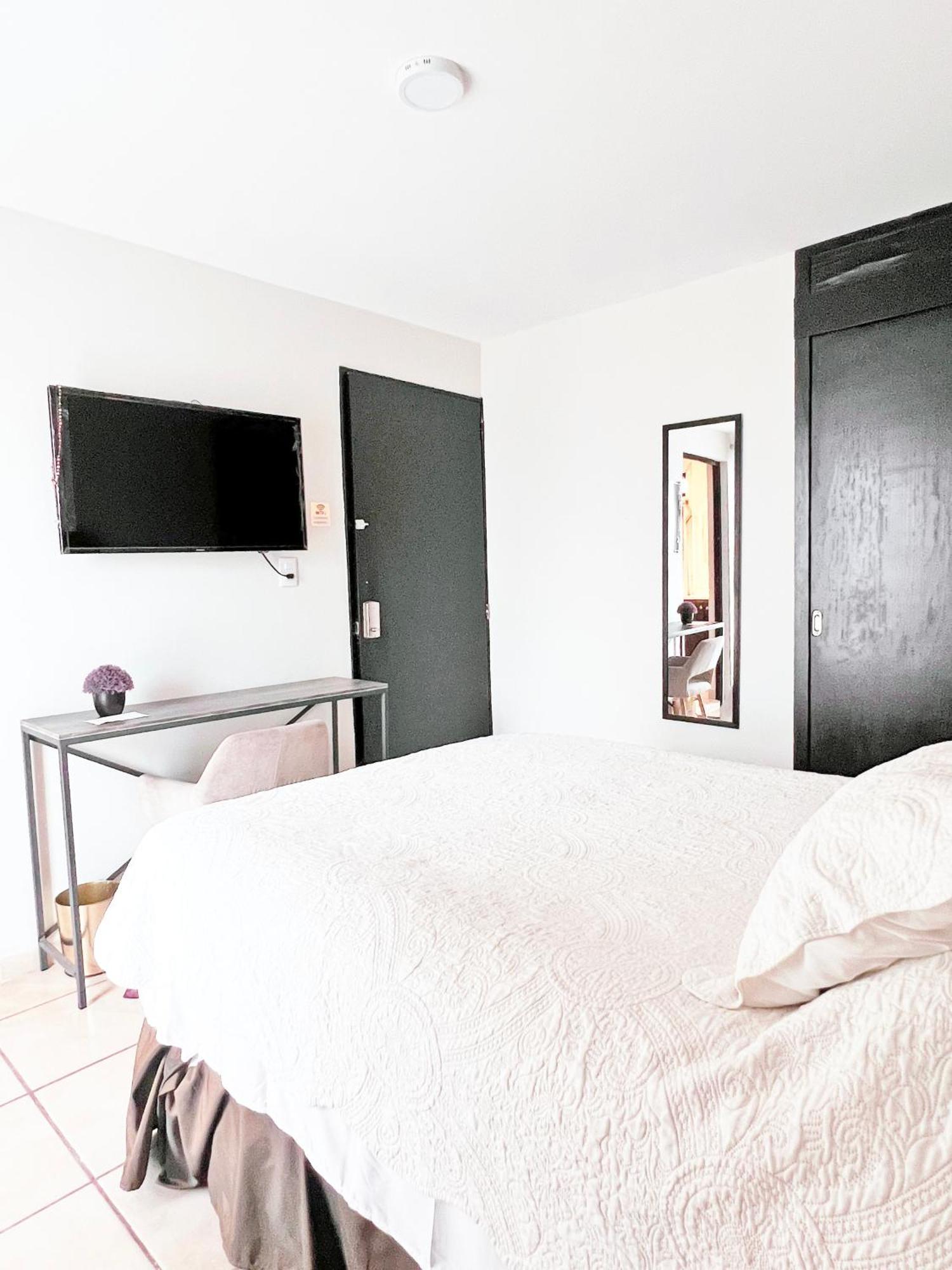 Suites Ciento 37 Λεόν Εξωτερικό φωτογραφία